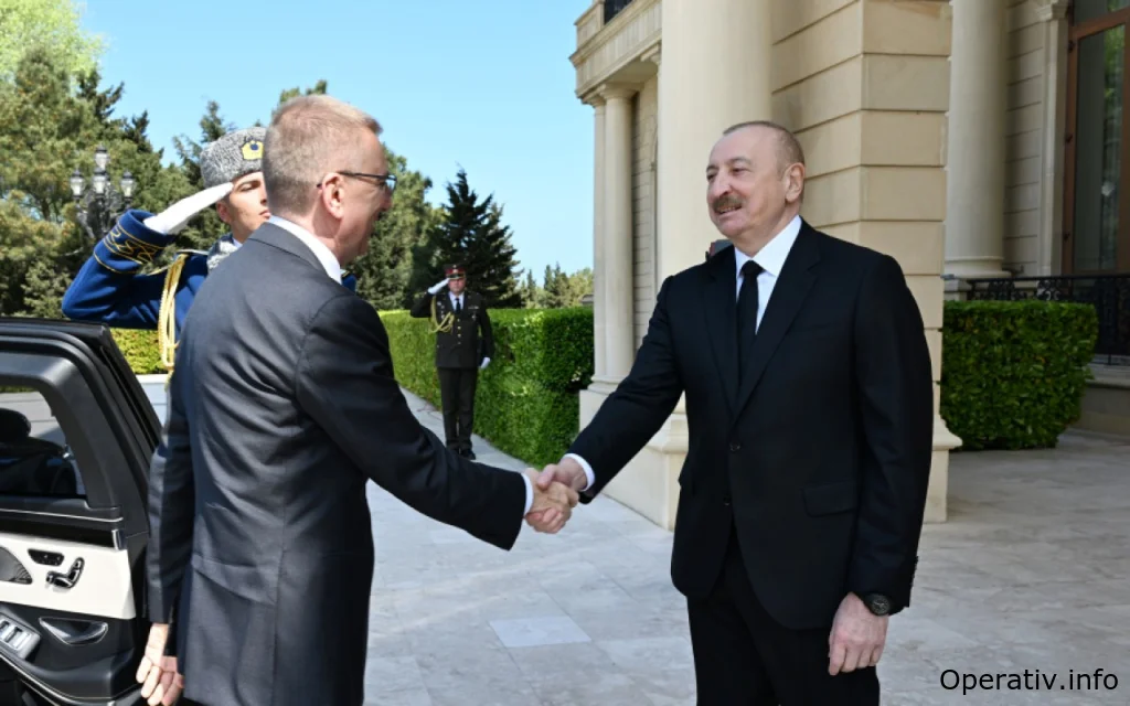 İlham Əliyev Latviya Prezidentini qarşıladı