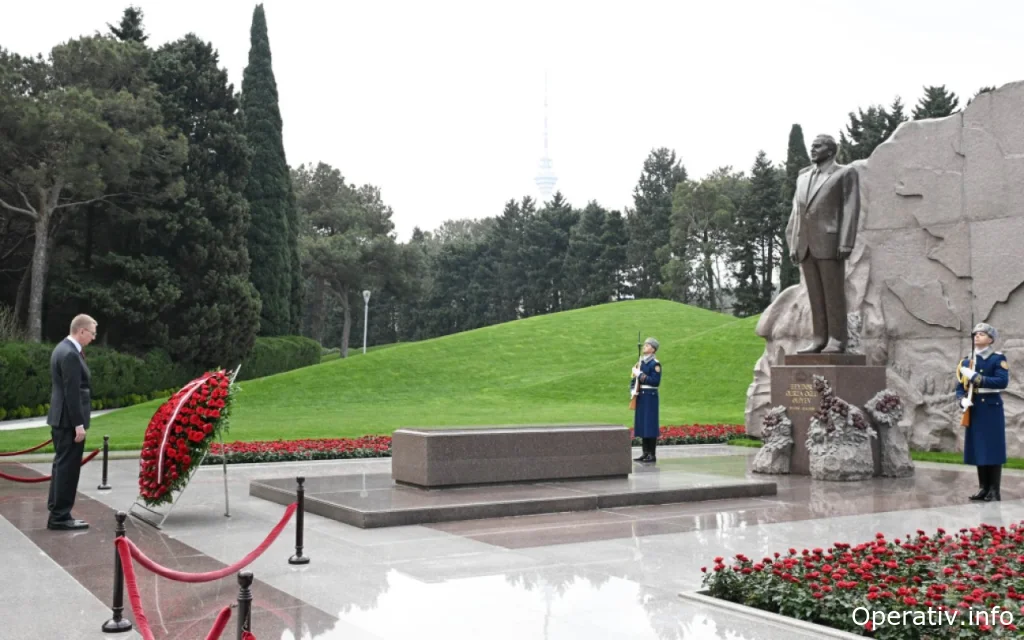 Latviya Prezidenti Heydər Əliyevin məzarını ziyarət edib