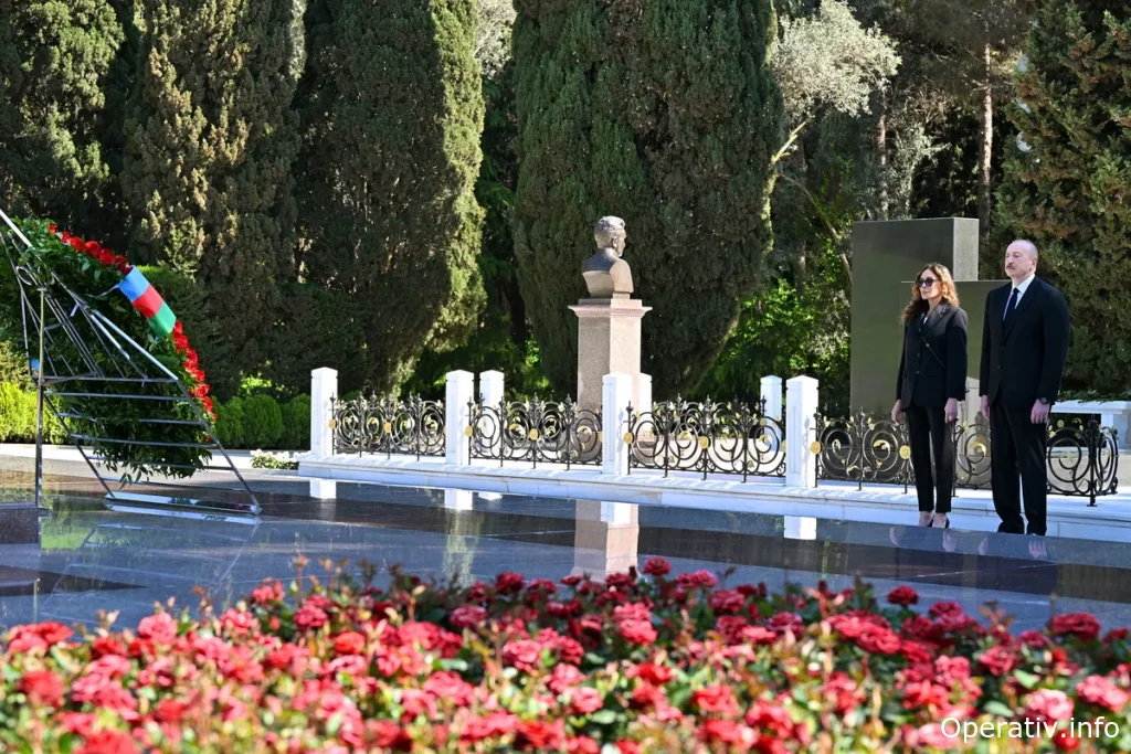 İlham Əliyev və Mehriban Əliyeva Fəxri xiyabanda Heydər Əliyevin məzarını ziyarət ediblər - FOTO