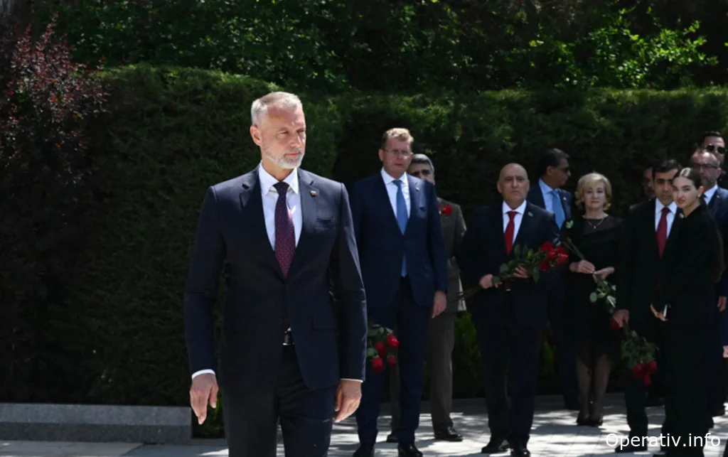 Slovakiya nümayəndə heyəti Ulu Öndərin məzarını ziyarət etdi - Foto